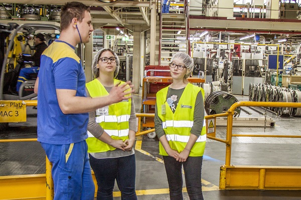 Azubi Jan erläutert Aaliyah und Lotte die Abläufe in den Werkhallen. (Foto: Michelin)