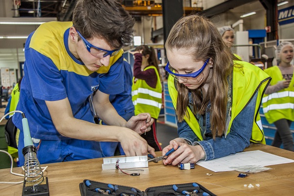 Azubi Lars zeigt Julia den Umgang mit dem Lötkolben. (Foto: Michelin)