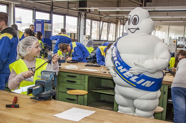 Anna-Estella hat Besuch an der Werkbank. (Foto: Michelin)