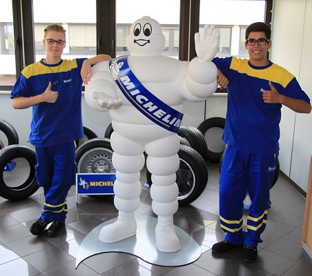 Pate und Schützling: Die Elektronik-Auszubildenden René Deriko (3. Lehrjahr) und sein „Schützling“ Domenique Oliveira (Foto: Michelin).