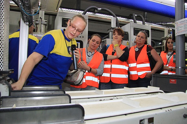 Silvia Müller (links) erläuterte den Besucherinnen beim ersten Frauen-Zukunftstag ihre damalige Tätigkeit im Prüflabor der Mischungsherstellung. Später nutzte sie die Entwicklungsmöglichkeiten bei Michelin, um in die Abteilung zu wechseln, die die i