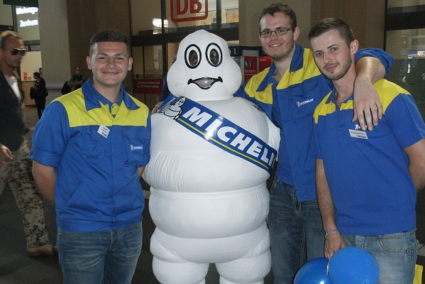 Gut integriert: Waldemar Moor (r.) hatte sich schon im Mai bei dem Event "Großer Bahnhof für die Technik" engagiert. Mit auf dem Foto (v.li.): Azubis Kastriot Kelmendi und Tobias Zimmermann (Foto: Michelin).