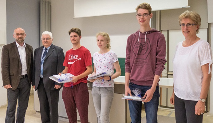 Die Preisträger von links: Kevin Hofmann, Chantal Beyer und Vincent Pleißner. Auch im Bild: Dorit Friedemann (r.), LASUB; Prof. Dr. Klaus Stöwe (l.), TU Chemnitz und Wettbewerbsorganisation, sowie Dr. Klaus-Peter Kerber, Lehrer im Ruhestand und zustän