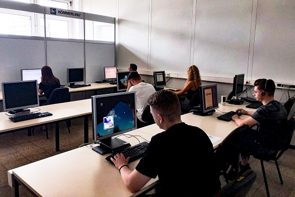 Beim Primasenser Fenstersystemgeber Profine lernt der Nachwuchs immer öfter virtuell am Laptop. (Foto: Nicolas Veith, Profine / Die meisten Bilder stammen aus der Vor-Corona-Zeit.)