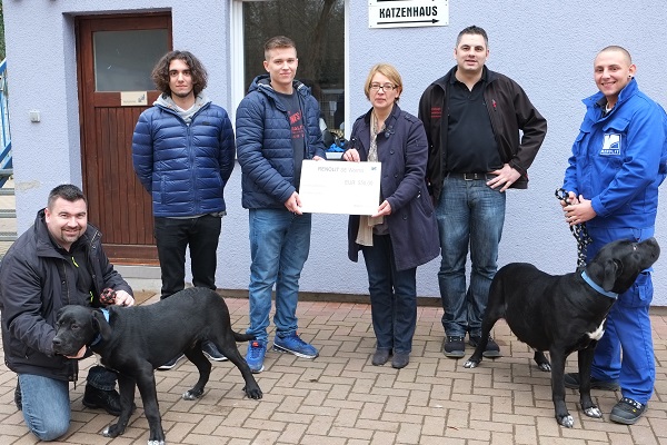 Maximilian Herbert, Felix Seuffert und Philipp Kanawidis (v.l.) überreichen mit den Ausbildern Matthias Horwath (1.v.l.) und Christoph Hogen (2.v.r.) die Spende an Silvia Bertz, erste Vorsitzende des Tierschutzvereins Worms Stadt und Land e.V. (Foto: Ren