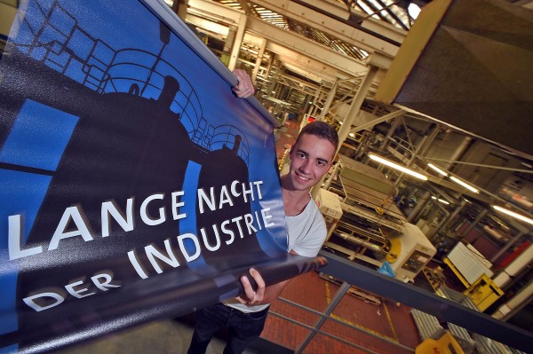 Florian Beckhäuser in der Produktionshallo von Renolit  (Foto: aktiv wirtschaftszeitung/Sando).