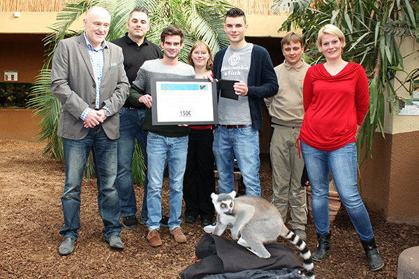 Dieter Haag (Geschäftsführer), Christoph Hogen, Heiko Libel, Sabine Metzmann, Lukas Steuer, Marco Mitzinger (Leiter des Exotenreviers) und Sandy Gass (Leiterin Tiergartenschule) (v.l.) bei der Übergabe der Spende im Wormser Tiergarten (Foto: Renolit).