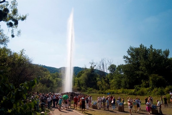 Der Geysir in Andernach spuckt Wasser. Bis nach Island muss man also nicht reisen, wenn man dieses Naturschauspiel bewundern will (Foto: Vulkanpark).