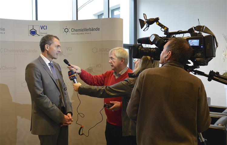 Auch die Presse interessiert sich für den Verhandlungsverlauf und die Ergebnisse. Schließlich wird für viele tausend Arbeitnehmer verhandelt (Foto: Marcel Hasübert).