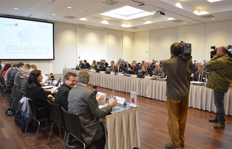 Ein seltener Blick in den Verhandlungsraum in Rheinland-Pfalz: Gleich geht die Debatte auf regionaler Ebene los (Foto: Marcel Hasübert).