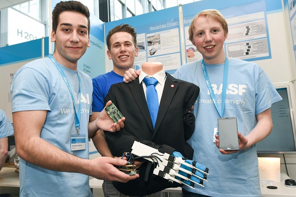 Dominic Libanio (20), Pascal Lindemann (18) und Christian Schorr (17) sind gemeinsam mit ihrer „Neuartigen Finger-Bewegungsmaschine“ bei „Jugend forscht“ angetreten und holten sich den Landessieg im Fachgebiet „Technik“ (Foto: BASF).