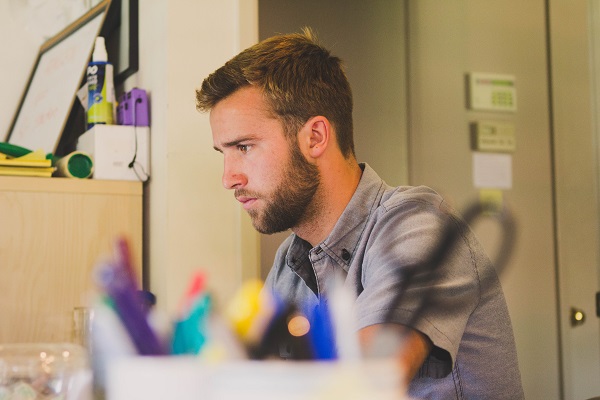 Es werden Fachkräfte gesucht, die eine Ausbildung gemacht haben. Dabei kommt es auf den Beruf an - daher: nicht nur auf die bekannten Berufe bewerben, wie kaufmännische Berufe. Es lohnt sich, nach rechts und links zu schauen (Foto: Filipp Kozachuk, Pexe