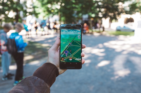 Millionen spielen begeistert PokémonGO - und das überall, wie hier in einem Park. Aber auf einem Unternehmensgelände und während der Ausbildungs- bzw. Arbeitszeit muss man aufpassen. Warum, erklären wir im Blogbeitrag (Foto: David Grandmougin, Unspla