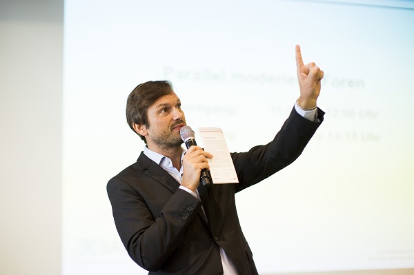 Mit Reden kennt er sich aus: Marc Hinderlich ist Kommunikationstrainer und moderiert auch Veranstaltungen (Foto: Marc Hinderlich, Gero Breloer Film & Fotografie, Berlin).