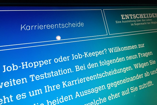 An mehreren Stationen kann man interessante Entscheidungsspiele machen. Das Ergebnis wird auf einem Chip gespeichert; am Ende der Ausstellung bekommt man die Auswertung ausgedruckt. Zusammen mit Tipps für besseres Entscheiden (Foto: Lenze).