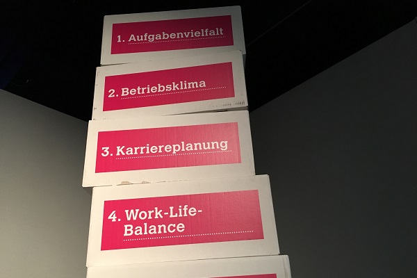 Warum würde man Kündigen? Die Gründe sind auf der linken Seite. Warum man wirklich geht? Das verrät der rechte Stapel (Foto: sl).