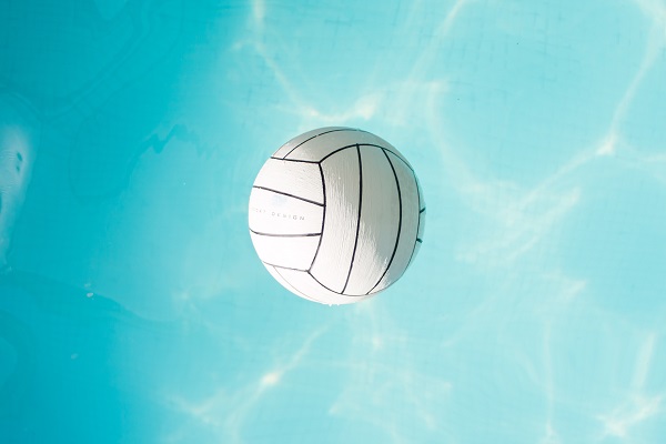 Zurzeit spielen die Profis um den EM-Titel im Beachvolleyball. Aber auch wir Hobby-Spieler wagen uns ans Pritschen und Schmettern. Wer im Sand umknickt, sollte schnell kühlen (Foto: Benjamin Voros, StockSnap, CC0).