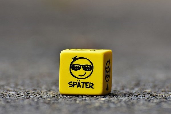 "Später..." kann man das auch noch machen...Wirklich? Ist es nicht schlauer, sich gewohnheitsgemäß zu fragen: „Was kann ich tun, um mein Ziel zu erreichen?“ So wird schnell aus einem "später" ein "ja jetzt", denn man erkennt den Sinn in seinen Han