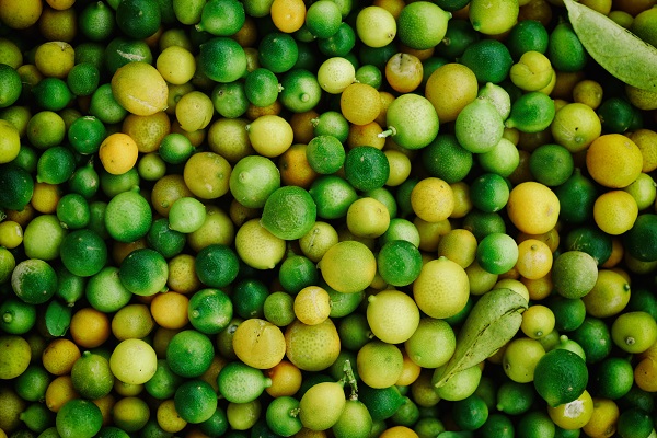 Limetten und Zitronen enthalten viele Vitamine (Foto: @hoachld, unsplash, C0).