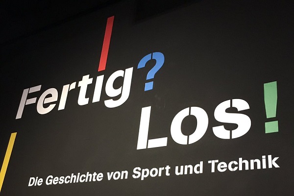 Warum machen wir Sport? Das ist die Frage, die am Eingang der Ausstellung in fetten Lettern an der Wand steht. Im Technoseum hat jeder die Chance, die Frage für sich zu beantworten. Fertig? Los! (Foto: sl)