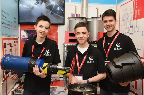 Landessieger Technik: Mit der Entwicklung einer "Abzugshaube mit automatischer Löschfunktion" sicherte sich dieses Trio den Landessieg im Fachgebiet Technik. Gabriel-Marius Hartmann kommt von der Berufsbildenden Schule Neustadt, seine beiden Mitstreiter 