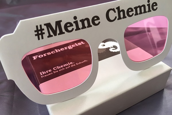 Rosarote Brille auf für die Chemie! Am Tag der Chemie gibt es auch eine Selfie-Aktion mit witziges Accessoires und großen Gewinnchancen - Stichwort OLED-TV & E-Bikes. Außerdem kannst du die Spendensumme mitbestimmen, die der VCI an die „Joblinge“ spenden wird.