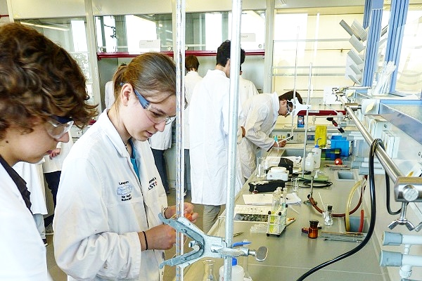 Interesse, Motivation, Engagement, Teamgeist und Zeitmanagement sind Eigenschaften der Schüler beim Wettbewerb "Chemie - die stimmt!"