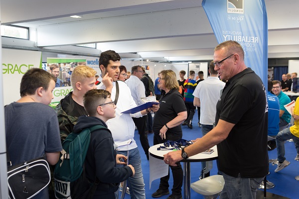 Ausbildungsmessen sind ideal für alle, die sich über verschiedene Berufe informieren möchten, eine Ausbildung oder ein duales Studium anstreben (Foto: mh-foto.de, ChemieVerbände) 