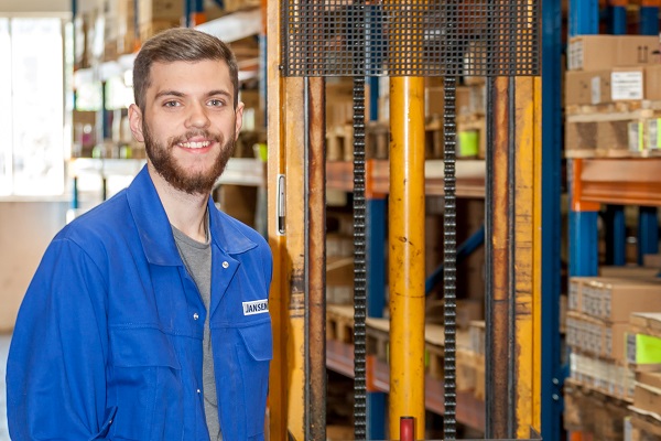 Aron durchläuft als auszubildender Industriekaufmann auch die Abteilung Versand (Foto: Jansen)