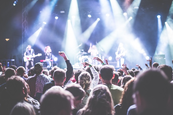 Für Fans von Rock, Hip Hop, Jazz, Elektro und Co. hat die Zeitung Wir.Hier. die besten Festivals in RHeinland-Pfalz gesammelt. (Foto: Viktor Hanacek, picjumbo)