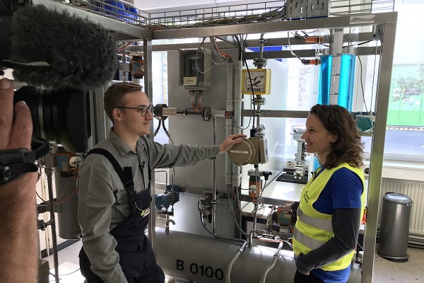 Edwin plaudert mit Reporterin Lisa über seine Ausbildung zum Elektroniker für Betriebstechnik (Foto: ChemieAzubi)