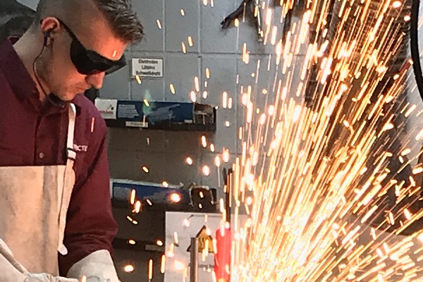 Industriemechaniker/inner kümmern um alles, was mit industrietechnischem Gerät zu tun hat: Sie fertigen kleine Bauteile aus Metall oder Kunststoff, bauen diese zu Baugruppen zusammen und montieren daraus wiederum komplette Geräte (Foto: ChemieAzubi)