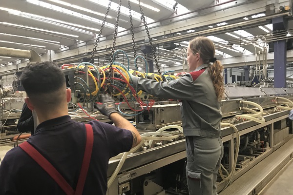 Bei Verfahrensmechanikern ist Teamwork gefragt - hier richten Selina und Luca die Maschine ein (Foto: sl)