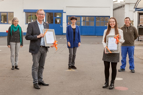 Strahlende Ausbildungsabsolventin mit Bestnoten (Foto: Jansen)