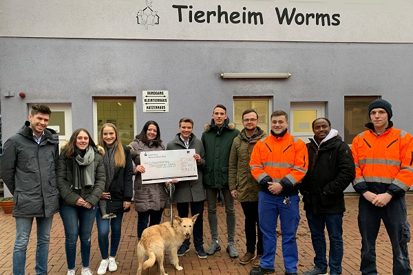 Die Azubis der Juniorfima bei der Übergabe ihrer Spende an den Tierschutzverein Worms Stadt und Land e. V. (Foto: Renolit)