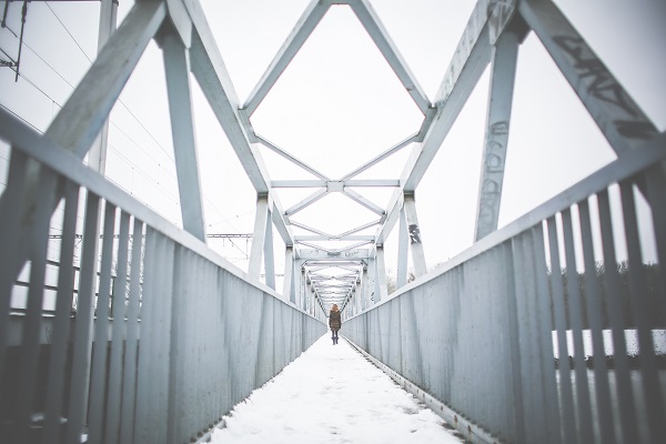 Eisen steckt über all in unserem Alltag - etwas in Stahl. Denkt dran, wenn ihr die nächste Brücke nutzt! :) (Foto: Viktor Hanacek, picjumbo, CC0)