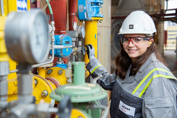 Die Produktionsfachkräfte (PFC) Chemie haben bei Röhm ein sehr ähnliches Tätigkeitsfeld wie die Chemikanten (Foto: Röhm)