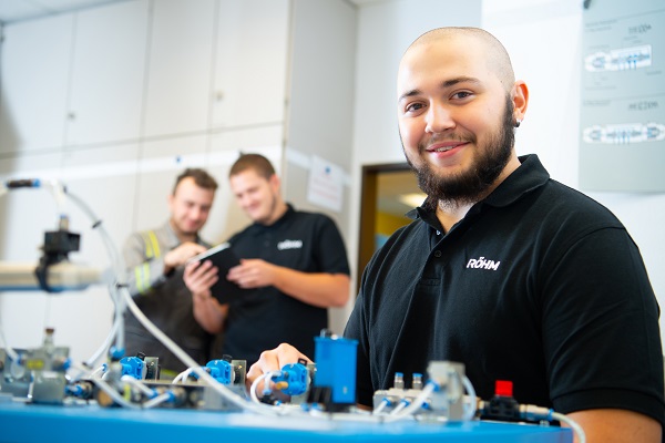 Die Betreuung der chemischen Anlagen und die Modernisierung – das sind die Aufgaben des Elektronikers Automatisierungstechnik (Foto: Röhm)