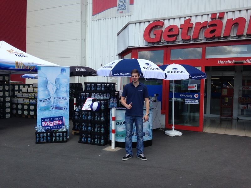 Jan Verdegen vor dem Messestand. Der Azubi informierte Kunden über das Mineralwasser von Rhodius (Foto: Rhodius).