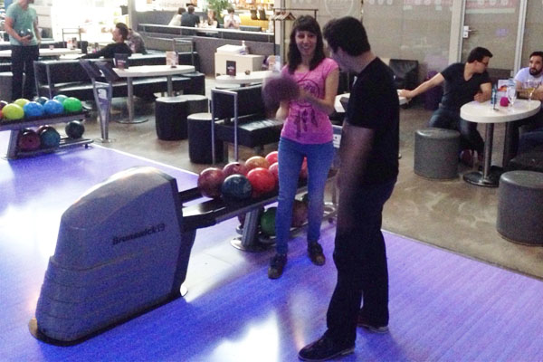 Spaß beim Bowlen: Die Azubis verstanden sich gut. Aus Spanien waren Maria Montero Mansilla, Juan Pablo Nieto Ramirez und Carlos Conde Gonzales hier (Foto: Rhodius).