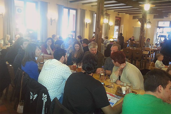 Gemeinsamen Essen in der Vulkan Brauerei in Mendig (Foto: Rhodius).