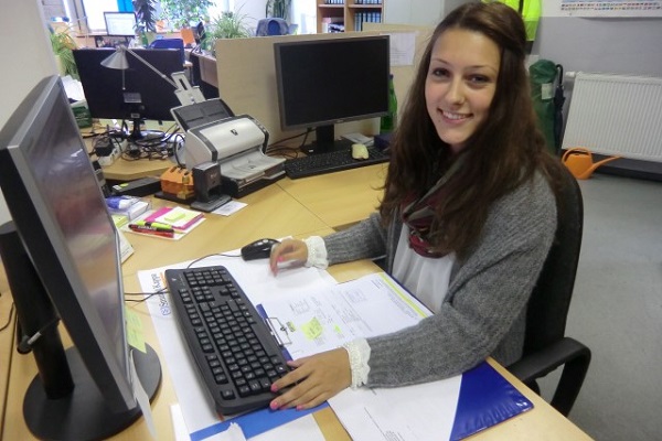 Janina Mehrhof an ihrem Ausbildungsplatz zu Industriekauffrau (Foto: Röchling Automotive).