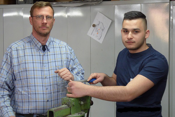 Ausbilder und Azubi erklären im ChemieAzubi das Wichtigste zur Weiterbildung bei Röchling (Foto: Siegl/Röchling).