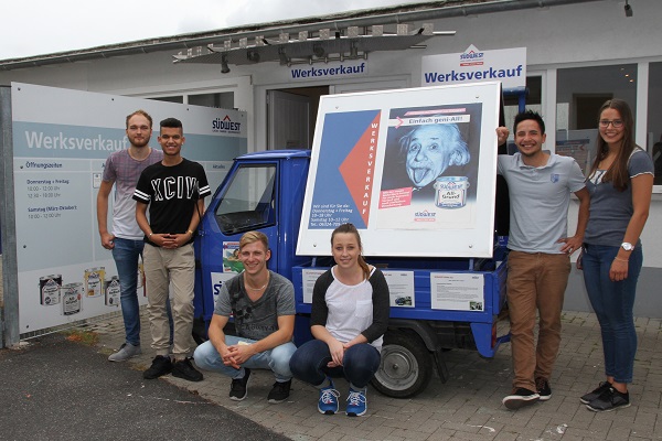 Das Azubi-Team der Pfalzfarben vor dem Werkverkauf (Foto: Südwest).