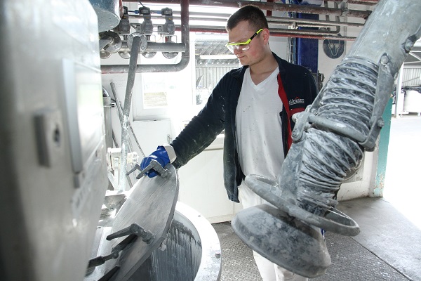 Die Produktionsfachkräfte Chemie stellen die Lacke und Farben her, die gerade nicht auf Lager sind, aber vom Kunden gebraucht werden. Ihr Kollege in der Abfüllerei sorgt dafür, dass die richtigen Produkte in der richtigen Verpackung landet (Foto: Südw