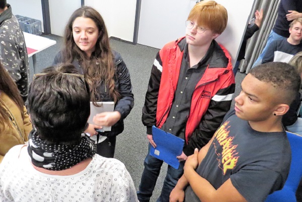 Schülerinnen und Schüler der PGRS+ im Gespräch (Foto: Markus Jung)