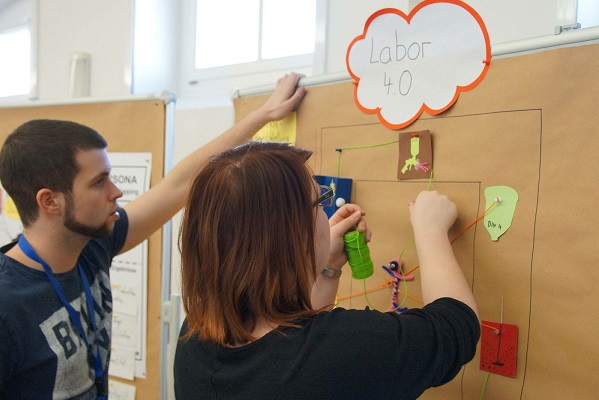 Natürlich ging es uns auch im die Frage, wie der Arbeitsplatz in Zukunft aussehen wird. Zum Beispiel das Labor 4.0? (Foto: VdL)