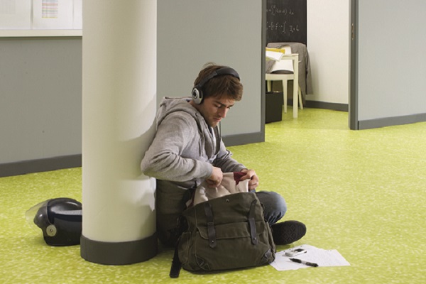 Tarkett stellt verschiedene Böden her, zum Beispiel PVC-Böden an Hochschulen. Für die angehenden Kaufleute aus der Vertriebsgesellschaft  gehört ein Blick in den Produktionsstandort zur Ausbildung (Foto: Tarkett).