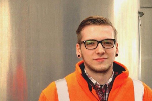 Ausbildung zum Verfahrensmechaniker fertig, jetzt geht es in die Weiterbildung zum Techniker: Nico Hoffmann hatte aber noch Zeit, die Fragen des ChemieAzubis zu beantworten (Foto: Tarkett).