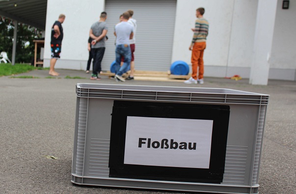 Floßbau: Gar nicht so einfach. Teamwork und handwerkliches Geschick bewiesen die neuen Chemikaten (Foto: Thor).